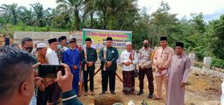 Babinsa Koramil 04/PKL Kuras dan Bhabinkamtibmas Hadiri Peletakan Batu Pertama Pembangunan Masjid