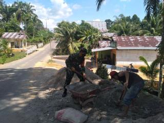 Babinsa Bersama Warga Goro