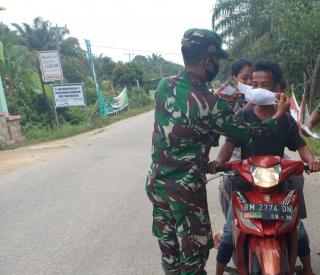 Babinsa Koramil 10/KDS Gencar Himbau Warga Gunakan Masker