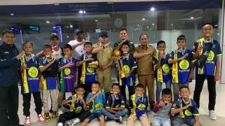 Pemain SSB KMBS U-11 Dijemput Langsung Kadisdikpora Kampar ke Bandara SSK II
