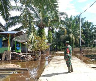 Babinsa Koramil 10/Kunto Darussalam Pantau Banjir di Desa Bonai Mulai Surut