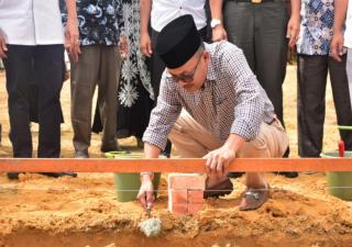 Pj Bupati Kampar Lakukan Peletakan Batu Pertama Pembangunan Masjid Al Ikhlas