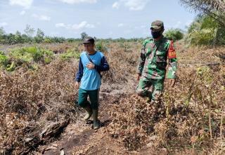 Cuaca Mulai Panas  Babinsa Koramil 09/Langgam Lakukan Patroli dan Sosialisasi Amankan Wilayah Dari K