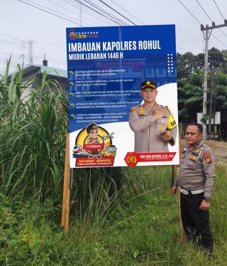 TRLK 25  Polres Rokan Hulu Pasang Spanduk Mudik Aman Keluarga Nyaman di Titik Strategis 