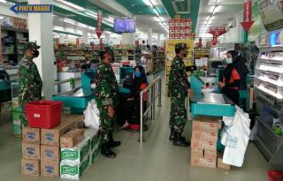 Babinsa Koramil 08/Tandun Patroli Yustisi di Toko Swalayan