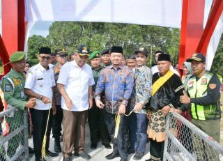 Jembatan Gantung Duo Suku Diresmikan Pj Bupati Kampar
