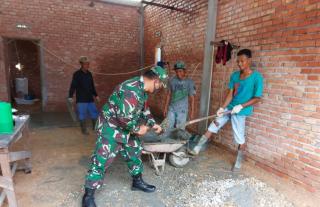 Babinsa 07/Kampar Kodim 0313/KOR Bantu Warga Bangun Rumah