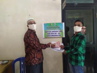 Kepala desa koto tuo Kopah Serahkan Bantuan Lansung Tunai Di Kantor kepala Desa.