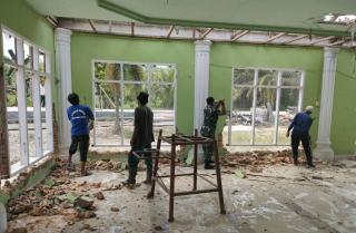 Babinsa Koramil 04/Pkl Kuras Gotong Royong Bantu Bongkar Musholla