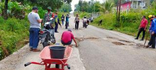 Babinsa Koramil 02 Rambah Bersama Warga Gotong Royong Bersihkan Parit