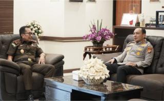 Lanjutkan Komitmen dan Sinergi Kelembagaan, Kajati Riau Menerima Kunjungan Kapolda Riau