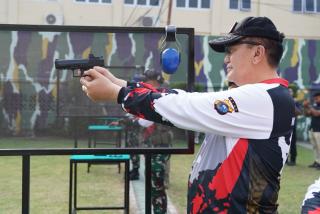 Polda Riau Gelar Lomba Menembak Bersama Jurnalis, Peringati Hari Bhayangkara Ke 78