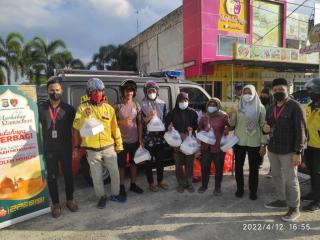 Hari ini Ditreskrimum Polda Riau Berbagi Takjil di Jalan Tuanku Tambusai Pekanbaru
