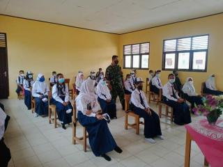 Babinsa Langgam Ajarkan Wasbang Kepada Siswa-Siswi SMP