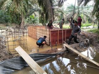 Satgas TMMD ke-110 Kodim 0313 KPR Bersama Masyarakat Tetap semangat Bekerja