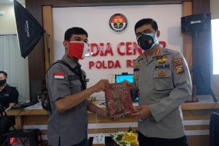 Polda Riau Serahkan Bantuan Berupa Masker Kepada Insan Pers
