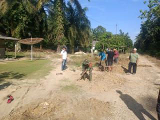 Dukung Program Pemerintah, Babinsa Koramil 16/Tapung Bersama Warga Karya Bhakti Penggalian Parit