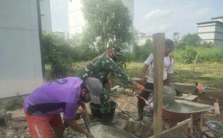 Kepedulian Babinsa Bantu Warga Bangun Pondasi Rumah