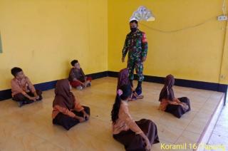 Ajarkan Bela Negara, Serka R. Simbolon Babinsa Koramil 16/Tapung Berikan Wasbang Kepada Pramuka