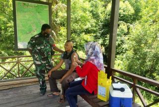 Door To Door Babinsa Koramil 15/KK Dampingi Vaksinasi Dosis 3 Terhadap Karyawan