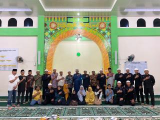 Den Gegana Brimob Polda Riau Berikan Bantuan Al Quran dan Santuni Anak Yatim