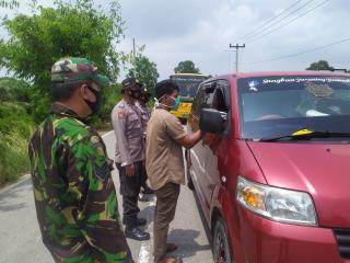 Lakukan Aksi Simpatik, Babinsa Bersama Bhabinkamtibmas Turun Kejalan Himbau Prokes