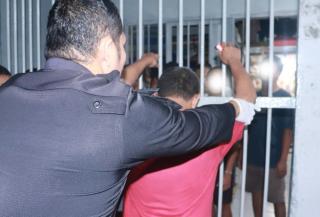 Waspada Terus! Petugas Lapas Pasir Pengaraian Geledah Kamar WBP Secara Mendadak