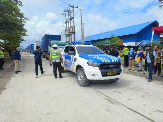 Satlantas Polres Siak Melakukan Pengawalan Logistik Dari Pelabuhan PT Pelindo ke Gudang KPU Siak