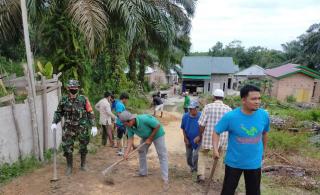 Bersama Warga dan Anak Ponpes, Babinsa Koramil 07/Kampar Kodim 0313/Kpr Laksanakan Goro Pembangunan 