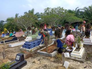 Sambut Ramadhan, Babinsa Koramil 03/Bunut dan Masyarakat Bersihkan Makam 