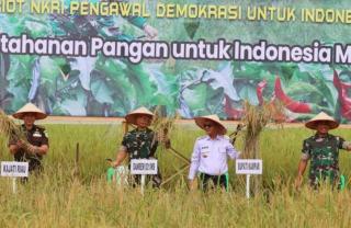 Acara Panen Padi GNKP 2023 HUT TNI Ke 78, Pj Bupati Kampar Dampingi Danrem 031/WB