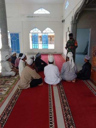 Babinsa Labuhan Bilik Komunikasi Sosial Setelah Melaksanakan Shalat  Dengan Tokoh Agama