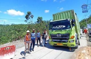 Dishub Kampar Turun Awasi dan Amankan Jalan Lintas Yang Anjlok di Desa Tanjung Alai
