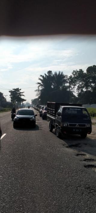 Solar Langkah, Mobil Hendak Mengisi BBM  Antri Panjang di SPBU Air Tiris