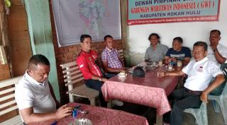 Momen Hangat! Wabup Rohul Ngopi Bersama Wartawan di Warung Sederhana