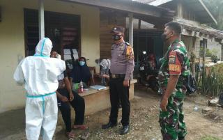 Babinsa Dampingi Tenaga Kesehatan Lakukan Tes Swab Antigen