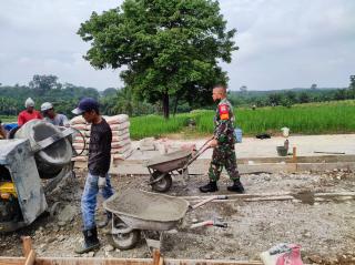 Mudahkan Akses Desa, Babinsa Bantu Warga Gotong Royong Bangun Jalan