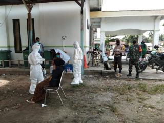 Babinsa Dampingi Pelaksanaan Tes Swab di Puskesmas Tambusai