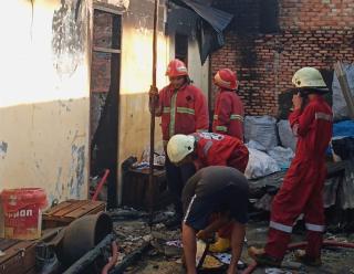 Bangunan Permanen Alami Kebakaran, Petugas Damkar dan Penyelamatan Kampar Berhasil Padamkan Api