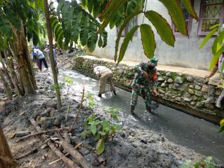 Budayakan Hidup Bersih dan Sehat Bersama Warga Perum MKI Sertu Gunawan Rianto Goro Bersihkan Parit D
