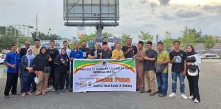 Komunitas 3T Bersama LAM Kota Batam, Borong Takjil Pelaku UMKM dan Dibagikan Kepada Pengguna Jalan