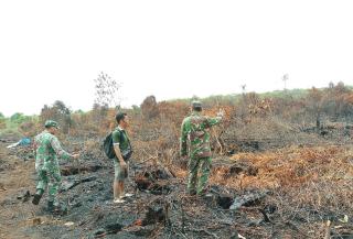 Babinsa Koramil 03/Bunut Bersama  Masyarakat Patroli Karhutla