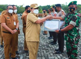 Bupati Rohul Berikan Piagam Penghargaan Atas Tercapai Vaksinasi Dosis I