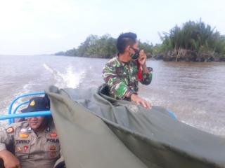 Sinergitas Babinsa Bersama Bhabinkamtibmas Gunakan Jalur Sungai dan Laut Laksanakan Patroli Karlahut