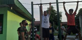 Persiapan Masuk Seleksi Anggota TNI, Babinsa Koramil 08/Tandun Bantu Latihan Pemuda Koto Ranah