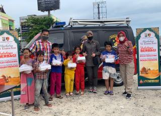 Berbagi Sesama Menjelang Berbuka, Ditreskrimum Polda Riau Bagi-bagi Takjil Kepada Pengguna Jalan