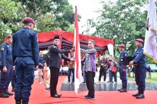 Kirab Pemilu 2024, Serah Terima Bendera Dilakukan Dari KPU Pekanbaru ke KPU Kampar