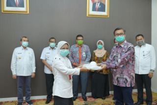 Peringati-Hut-Ke-54,-Bank-Riau-Kepri-Beri-Bantuan-1300-APD-Ke-Pemprov-Riau