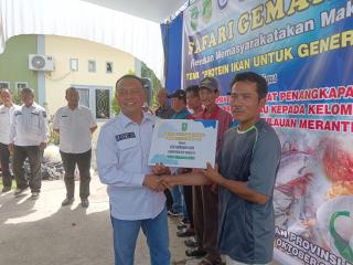 Kepala DKP Riau, Yurnalis Serahkan 409 Alat Penangkapan Ikan di Meranti