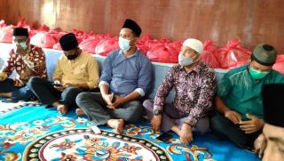 Babinsa Koramil Koramil 16/Tapung Dampingi Kades Berikan Santunan kepada Anak Yatim Piatu